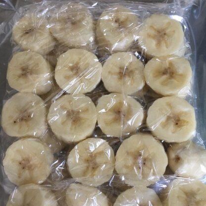バナナの冷凍保存のレシピをありがとうございます。出来たら、バナナジュース作ろうと思っています♪(๑ᴖ◡ᴖ๑)♪